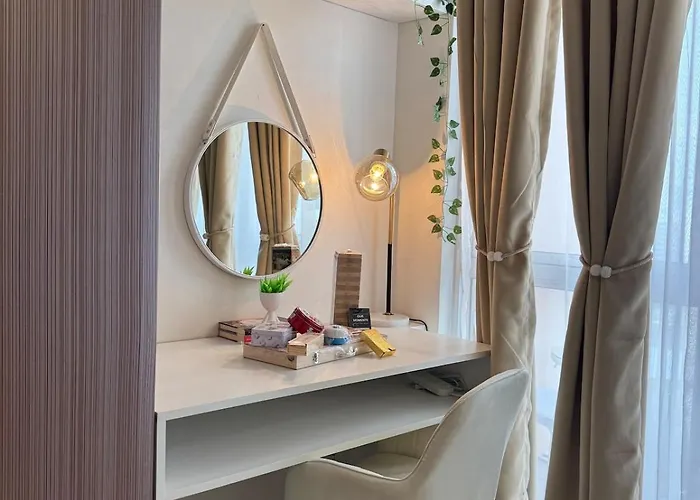 Chic Staycation With Balcony,few Step In Venice Mall * Manila